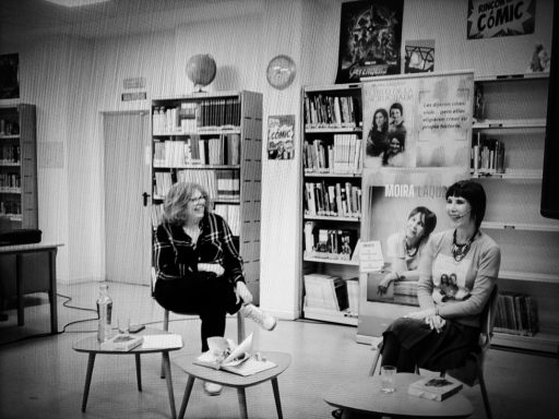 Presentación Biblioteca Poniente Sur de Córdoba del libro "El Hilo de la Encrucijada" Moira Láquesis junto a Teresa Ortega directora de la biblioteca de Córdoba presentando "El hilo de la encrucijada"