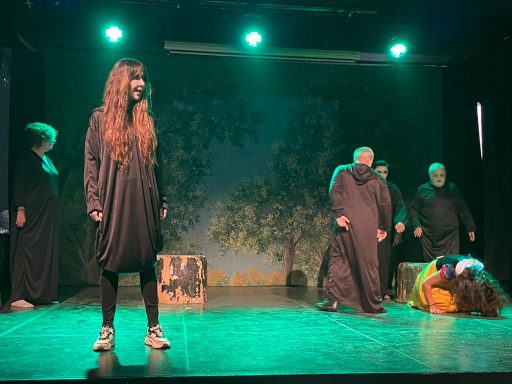 "Y como no se pudrió... Blancanieves" de Angélica Liddell. Un escenario. Un grupo de hombres a la derecha rodean a una mujer que hace de Blancanieves. A la izquierda, una mujer que hace de