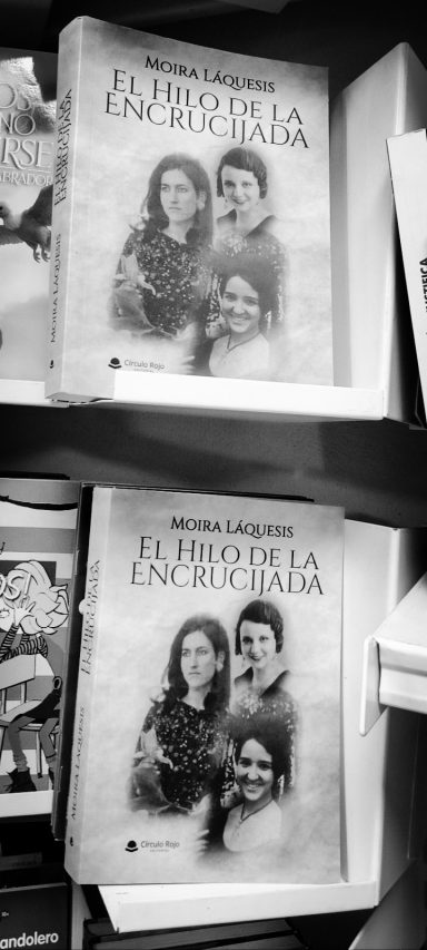 "El hilo de la encrucijada" en librerías. Los libros de Moira Láqueis "El hilo de la encrucijada" en los estantes de una papelería