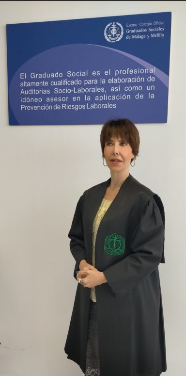 Moira Láquesis con su toga de Graduada Social Moira Láquesis con su toga de Graduada Social