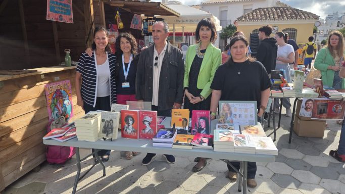Moira Láquesis con otras estritoras/es en la Feria del Libro de Benalmádena